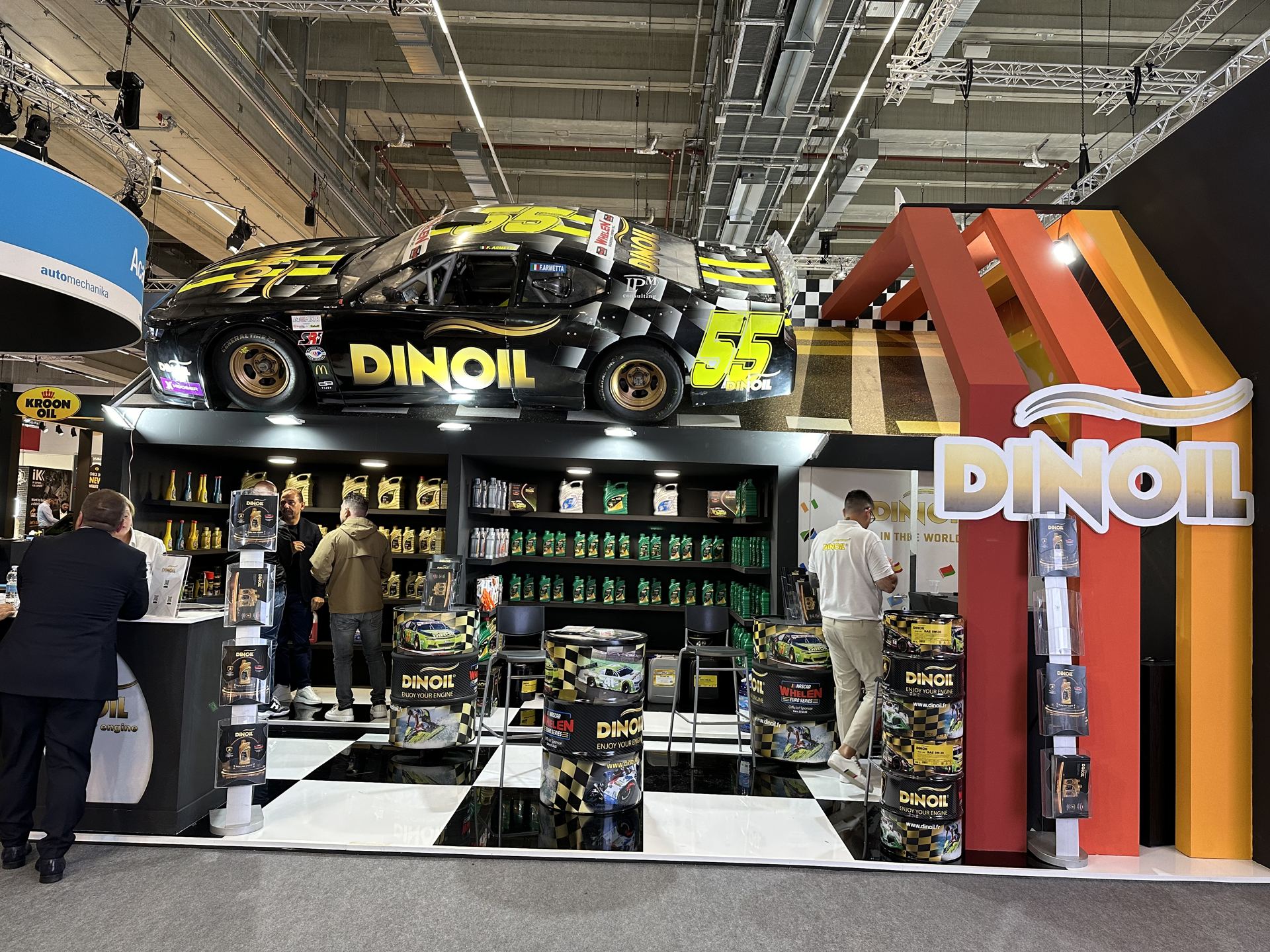 Stand Dinoil con lubrificanti e vettura da competizione